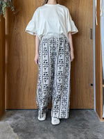 qiri / grow embroidery gather pants (ベージュ黒柄)