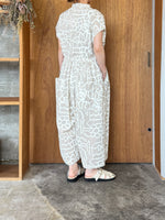 【SALE】tumugu / コットンウェービープリント オールインワン（BEIGE）