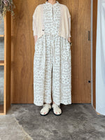【SALE】tumugu / コットンウェービープリント オールインワン（BEIGE）