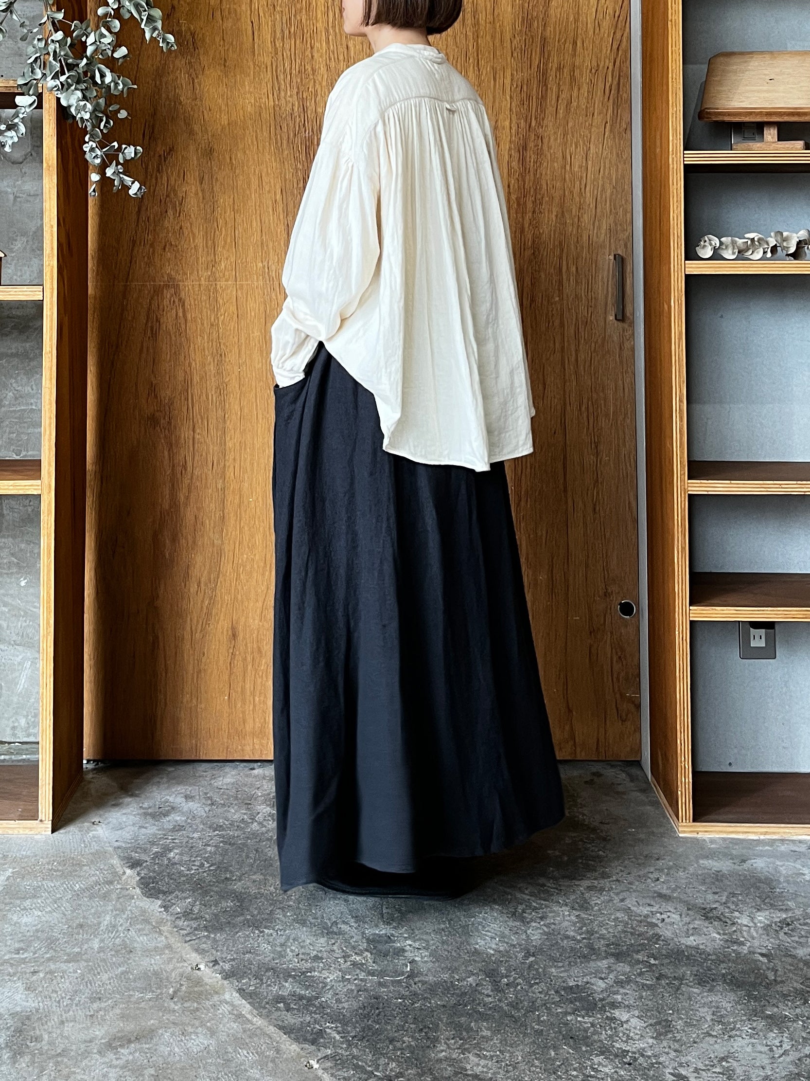 IKKUNA / gathered blouse（nude）