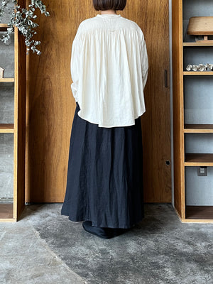 IKKUNA / gathered blouse（nude）