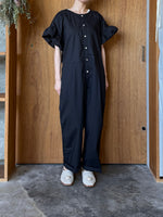 UNIVERSAL SEVEN / ナチュラルタイプライター フリルスリーブサロペットPT（クロ）