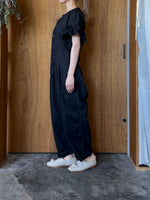 UNIVERSAL SEVEN / ナチュラルタイプライター フリルスリーブサロペットPT（クロ）