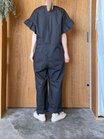 UNIVERSAL SEVEN / ナチュラルタイプライター フリルスリーブサロペットPT（クロ）