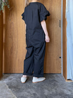 UNIVERSAL SEVEN / ナチュラルタイプライター フリルスリーブサロペットPT（クロ）