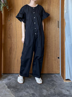 UNIVERSAL SEVEN / ナチュラルタイプライター フリルスリーブサロペットPT（クロ）