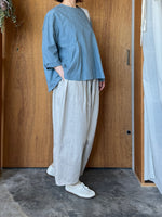 ROBE de PEAU / TUCKED BLOUSE (GRAYISH BLUE)