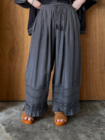 tumugu / スモッキングリネンビスコース　パンツ　(SLATE GRAY)
