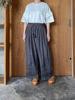 tumugu / スモッキングリネンビスコース　パンツ　(SLATE GRAY)