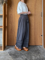 tumugu / スモッキングリネンビスコース　パンツ　(SLATE GRAY)