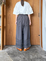 tumugu / スモッキングリネンビスコース　パンツ　(SLATE GRAY)