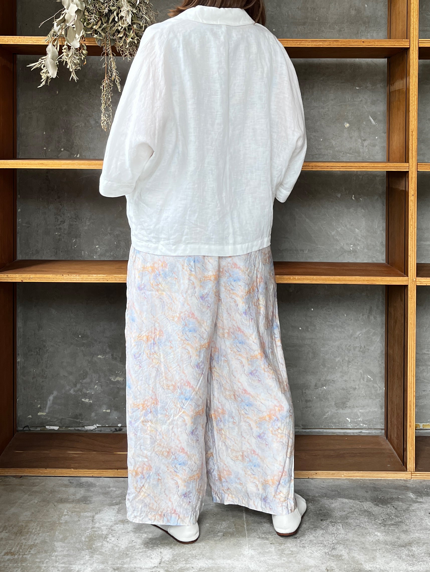 【SALE】UNIVERSAL TISSU / フレンチリネン ドルマンスリープシャツジャケット（オフ）