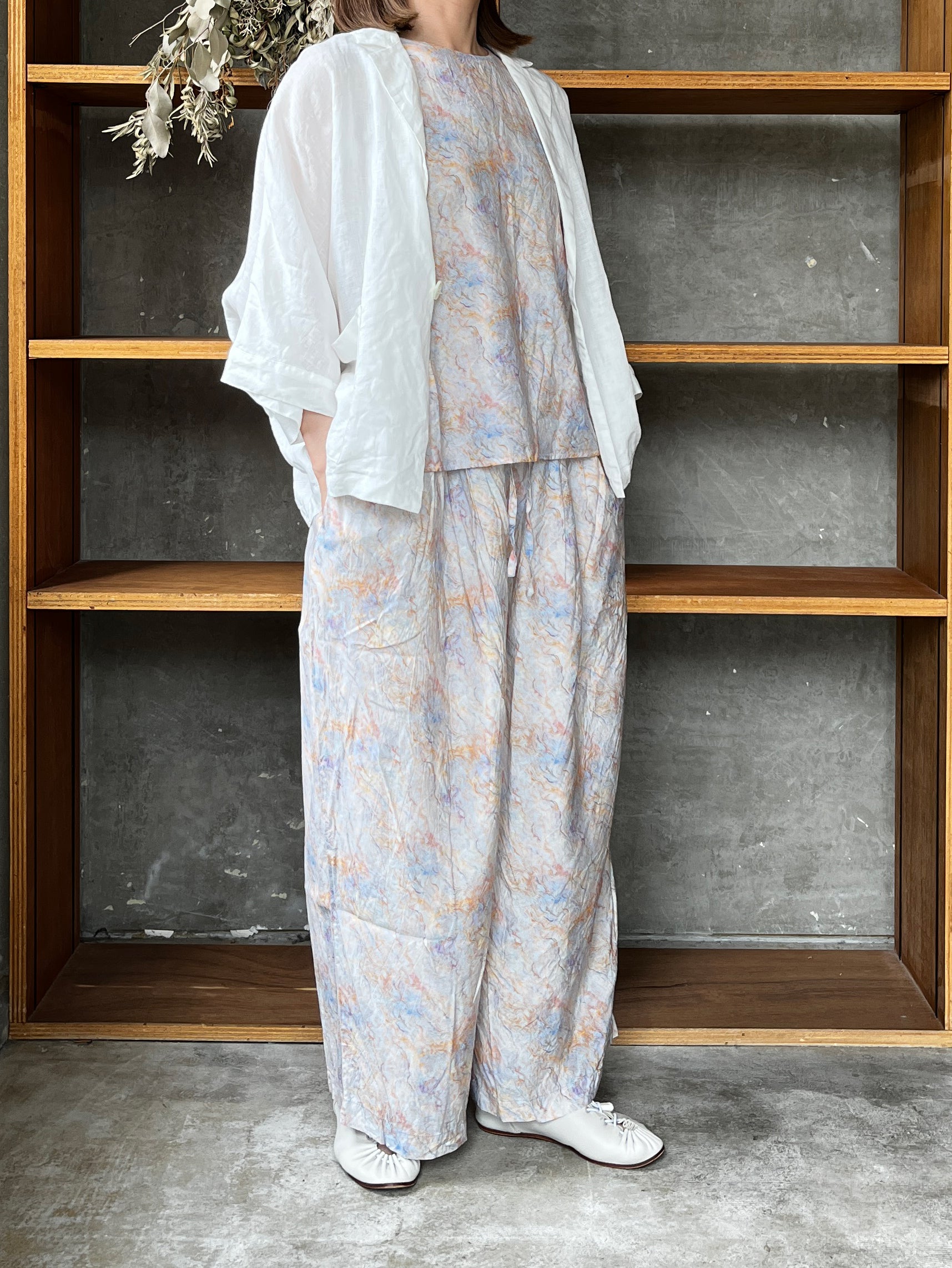 【SALE】UNIVERSAL TISSU / フレンチリネン ドルマンスリープシャツジャケット（オフ）