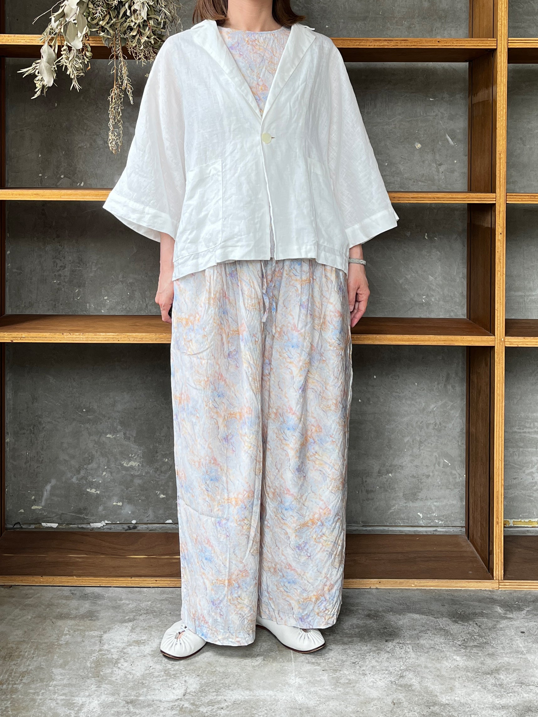 【SALE】UNIVERSAL TISSU / フレンチリネン ドルマンスリープシャツジャケット（オフ）