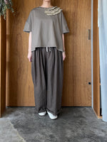 UNIVERSAL SEVEN / クラシック天竺 ネックフリルTシャツ（モカ）