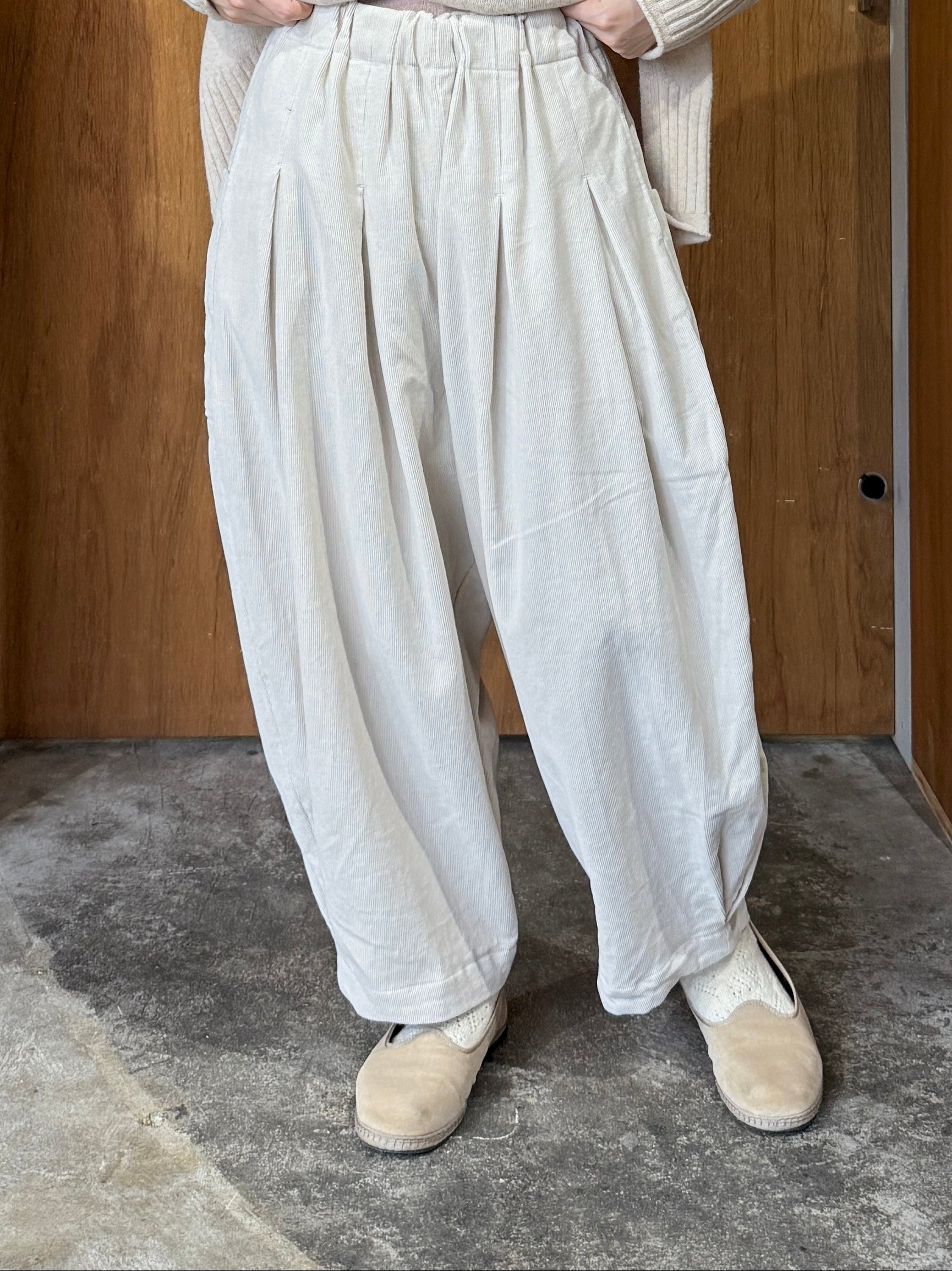 tumugu / ソフトコーデュロイ コクーンパンツ（IVORY）