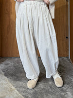 tumugu / ソフトコーデュロイ コクーンパンツ（IVORY）