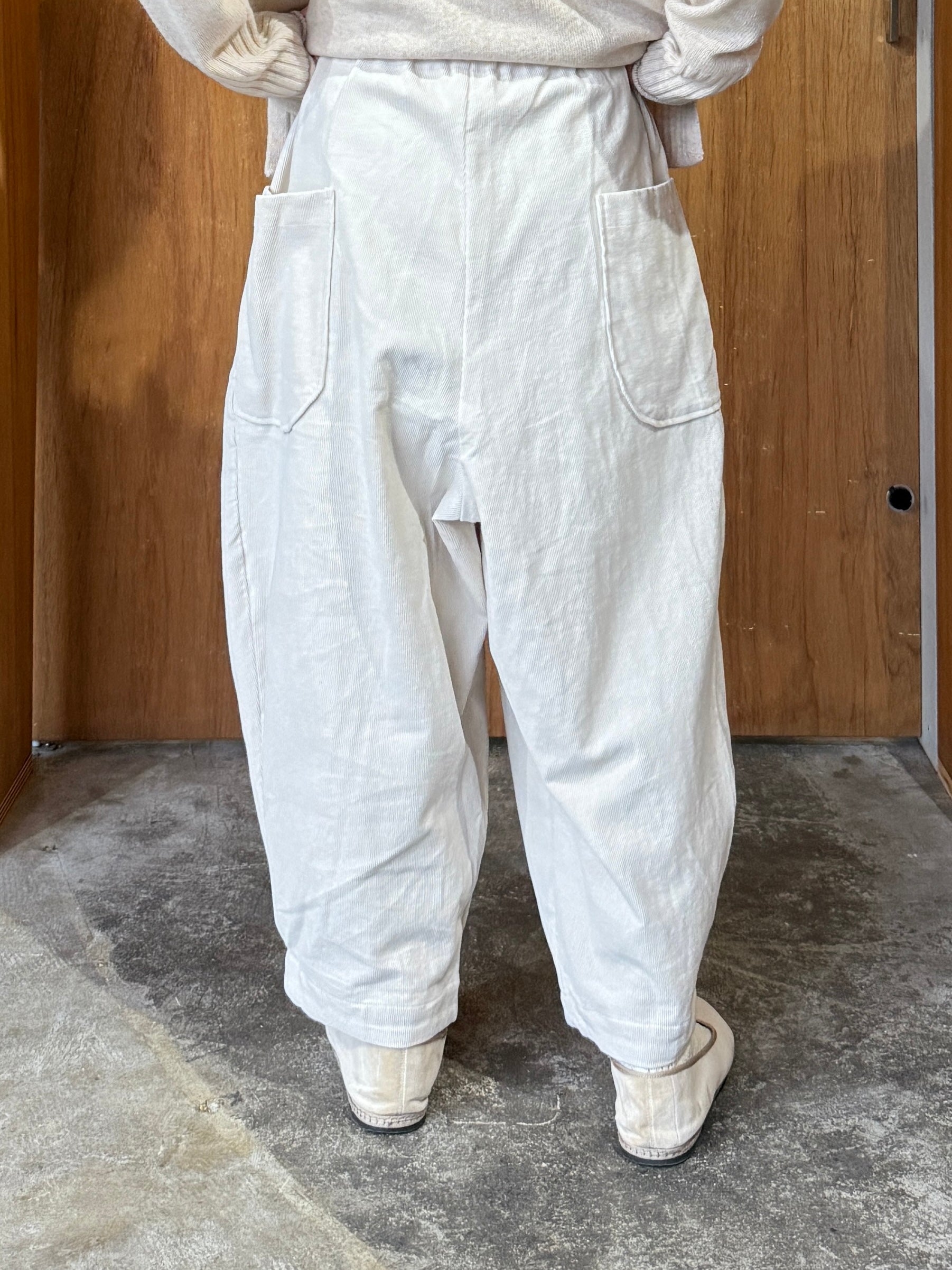 tumugu / ソフトコーデュロイ コクーンパンツ（IVORY）