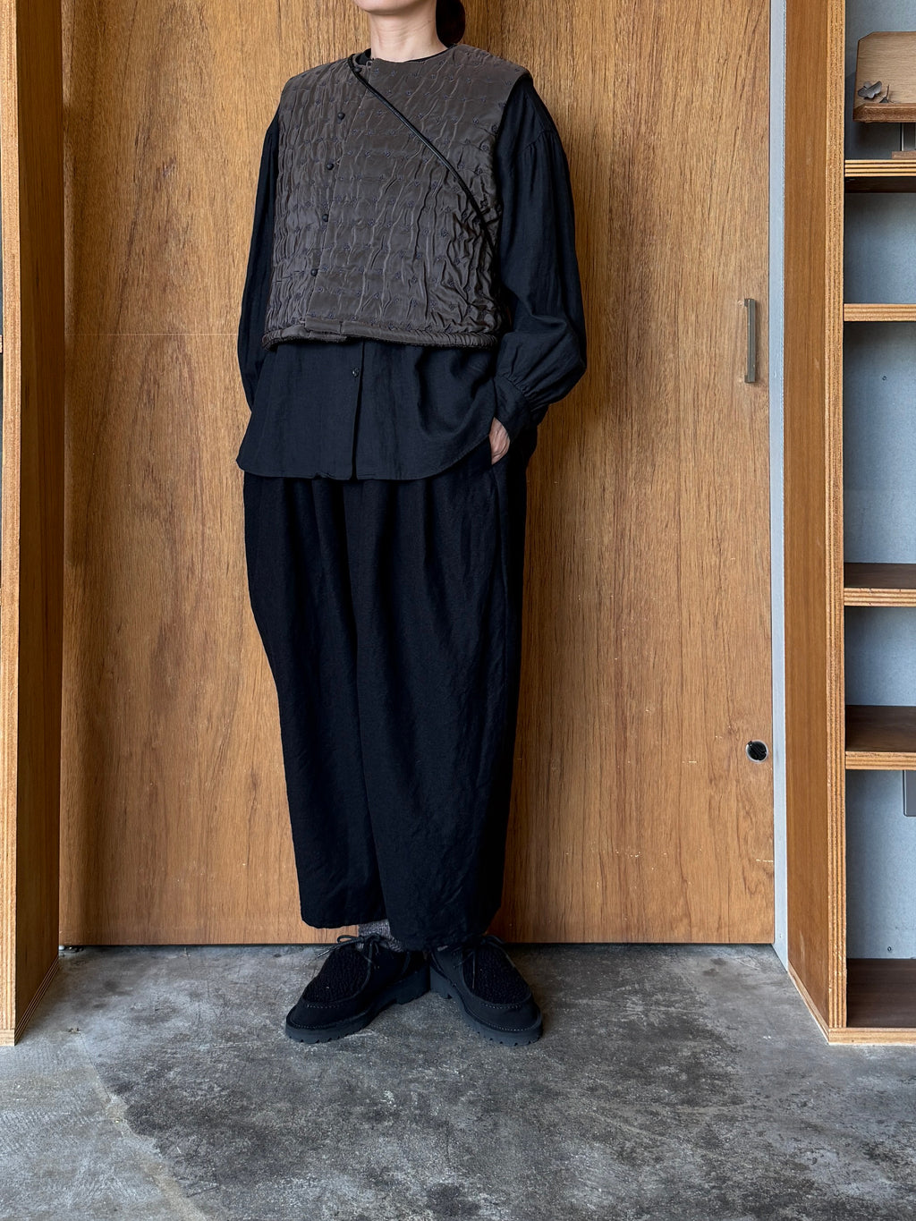 qiri / flower dot quilt JQ short reversible vest (ブラウン)