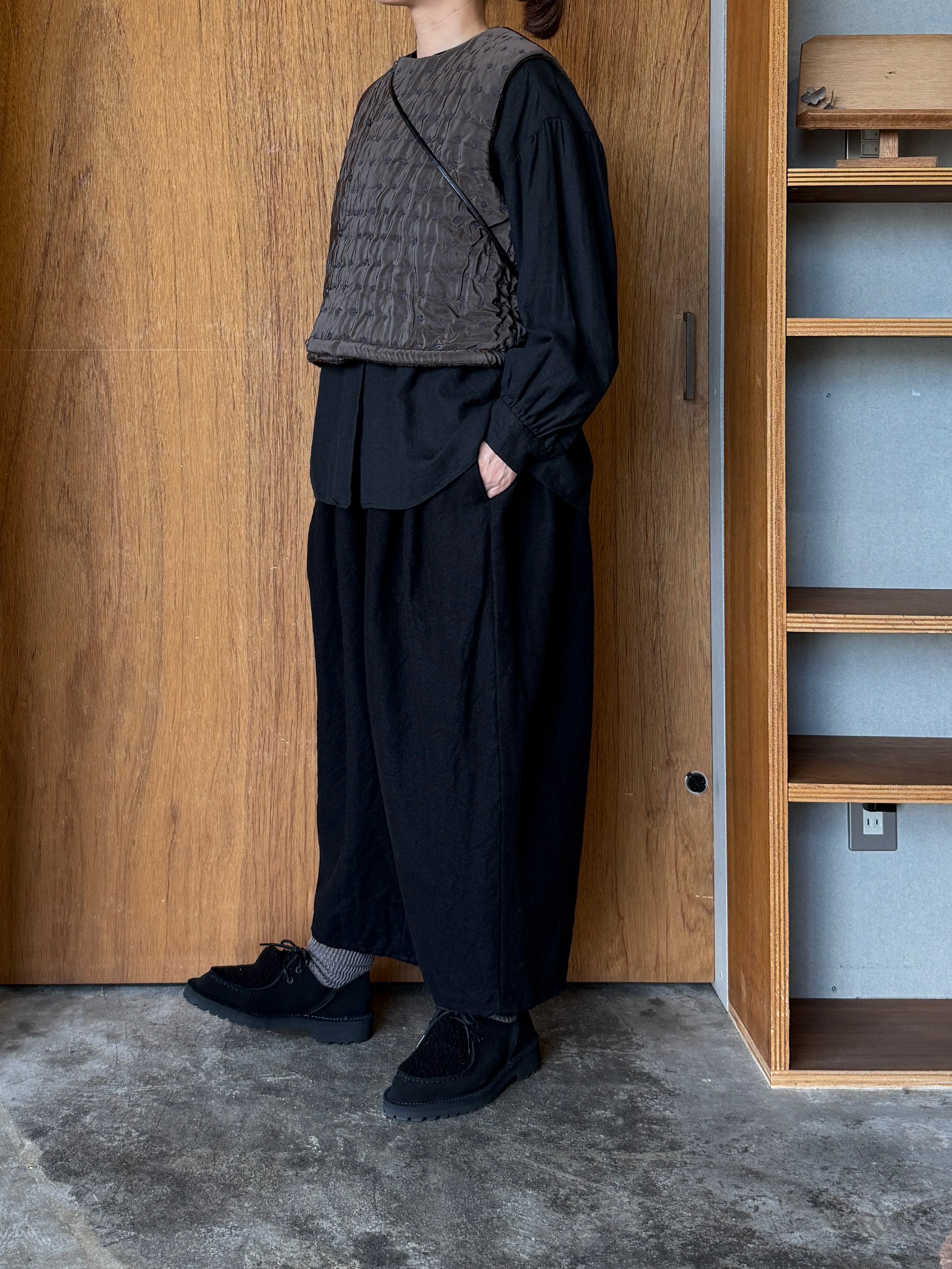 qiri / flower dot quilt JQ short reversible vest (ブラウン)