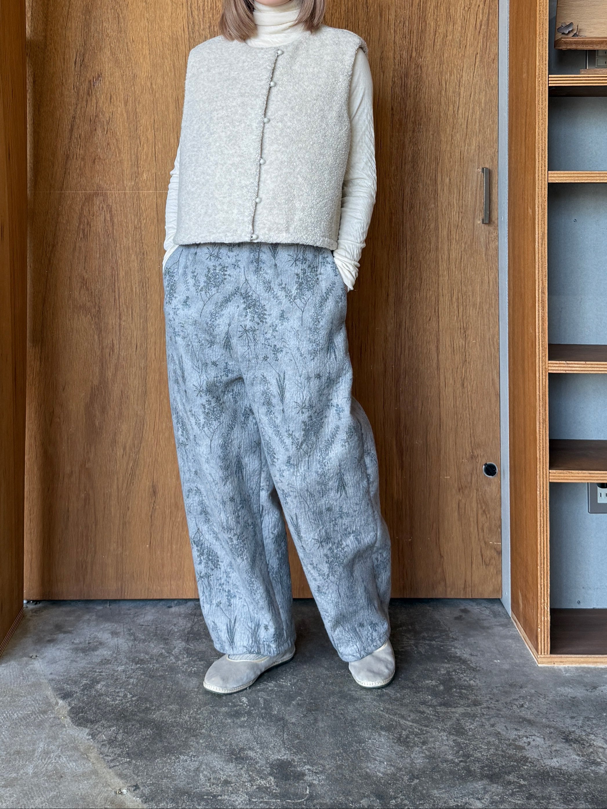 qiri / old letter flowers curve pants (グレー)