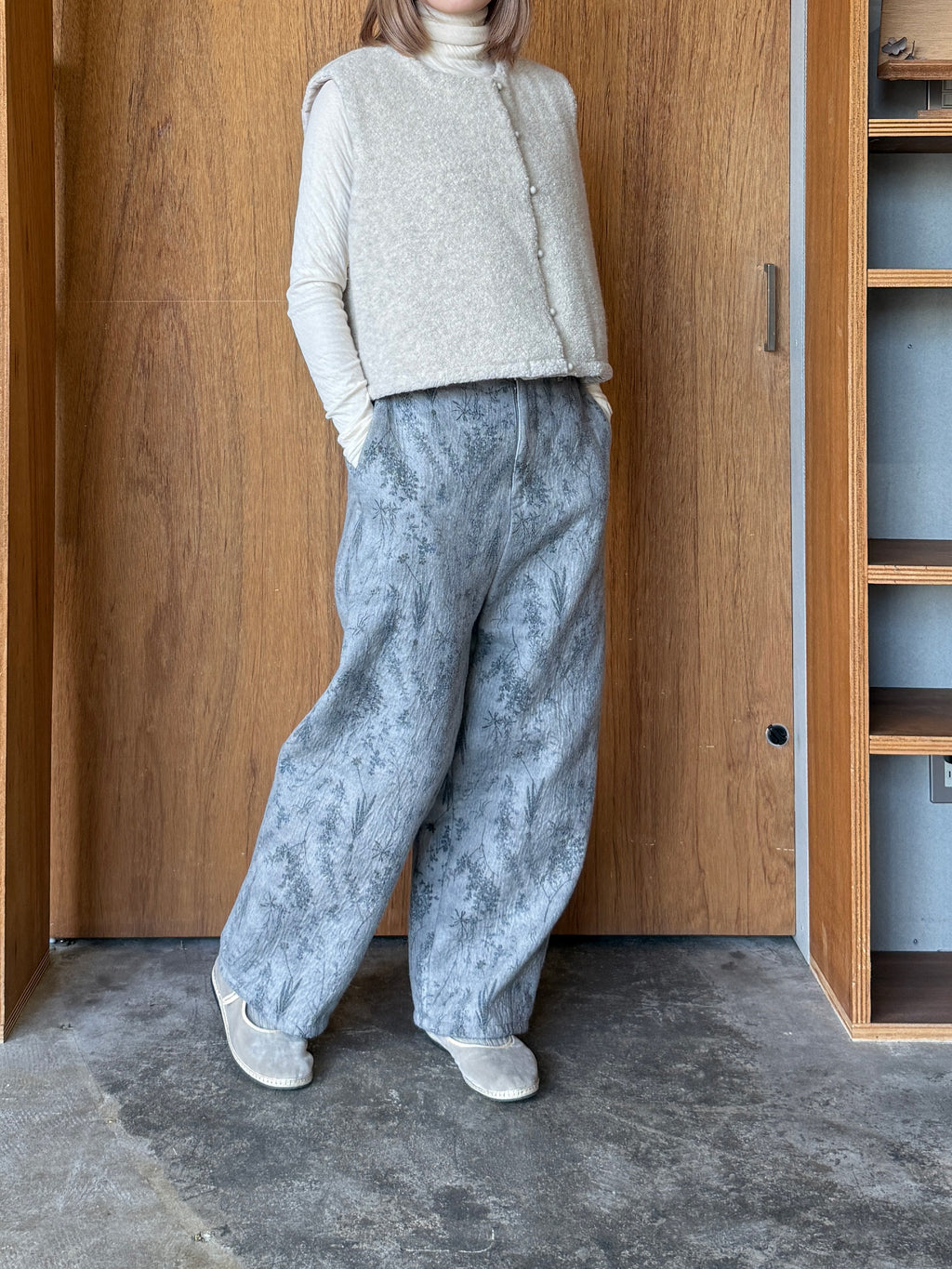 qiri / old letter flowers curve pants (グレー)