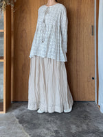 qiri / turu flower embroidery blouse(ライトグレー)