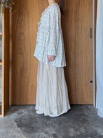 qiri / turu flower embroidery blouse(ライトグレー)