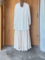 qiri / turu flower embroidery blouse(ライトグレー)