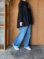 qiri / turu flower embroidery blouse(クロ)