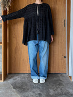 qiri / turu flower embroidery blouse(クロ)