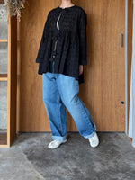 qiri / turu flower embroidery blouse(クロ)