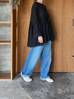 qiri / turu flower embroidery blouse(クロ)