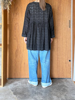 qiri / turu flower embroidery blouse(クロ)