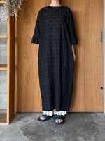 qiri / turu flower embroidery one-piece(クロ)