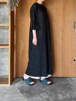 qiri / turu flower embroidery one-piece(クロ)