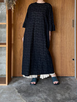 qiri / turu flower embroidery one-piece(クロ)