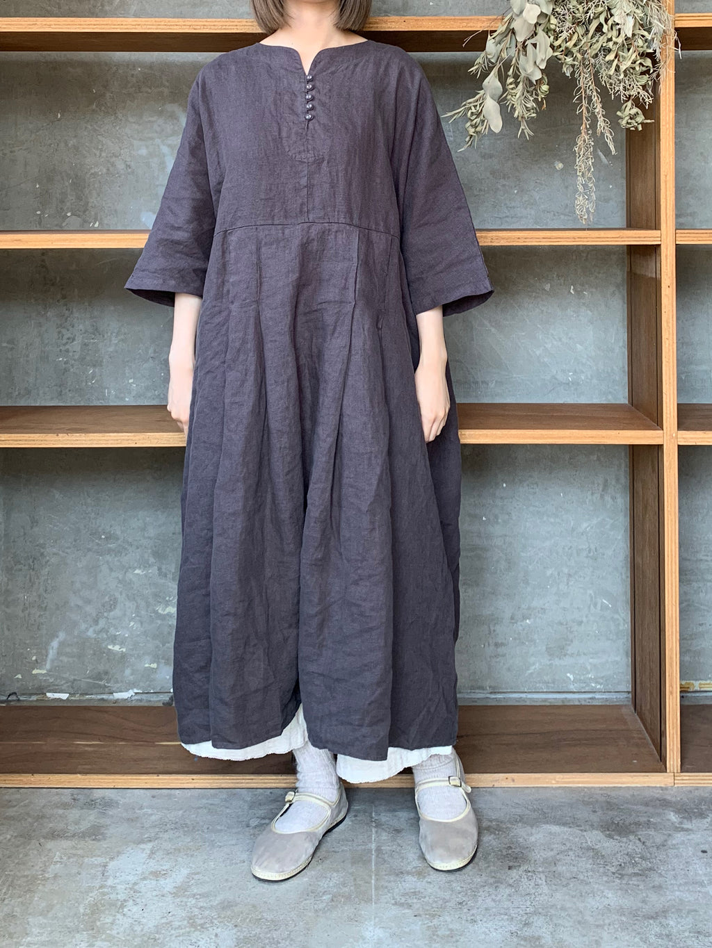 【SALE】tumugu / リネンキャンバス ワンピース（CHARCOAL）