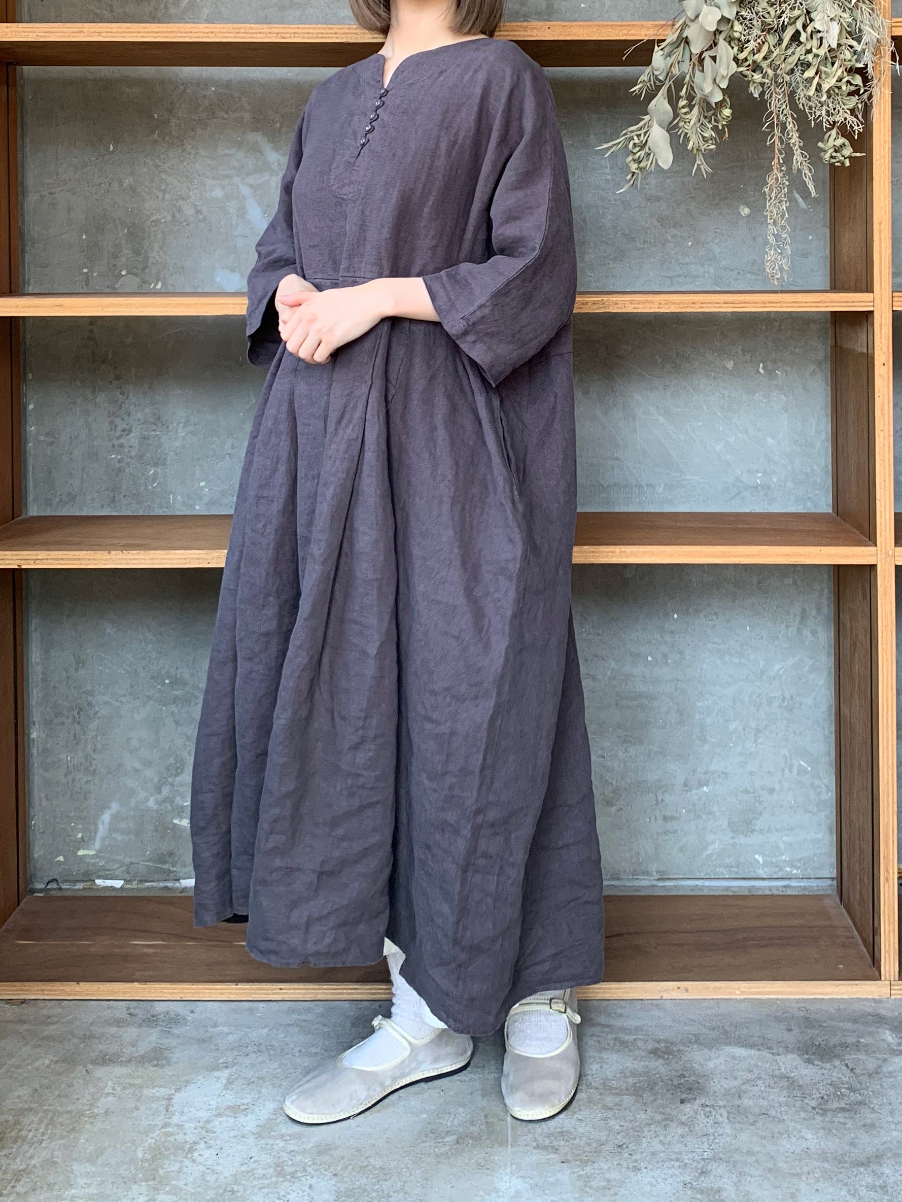 【SALE】tumugu / リネンキャンバス ワンピース（CHARCOAL）