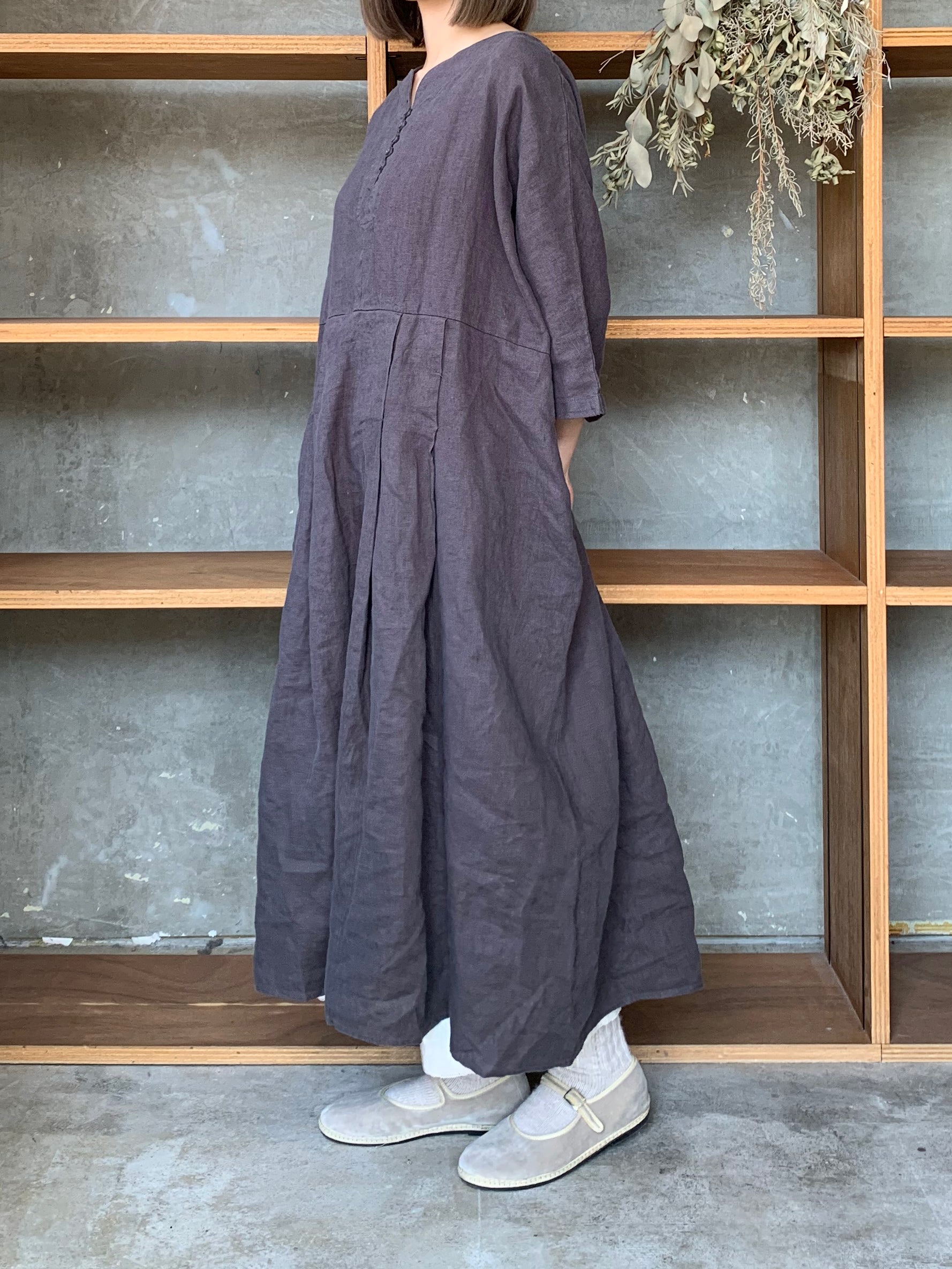 【SALE】tumugu / リネンキャンバス ワンピース（CHARCOAL）