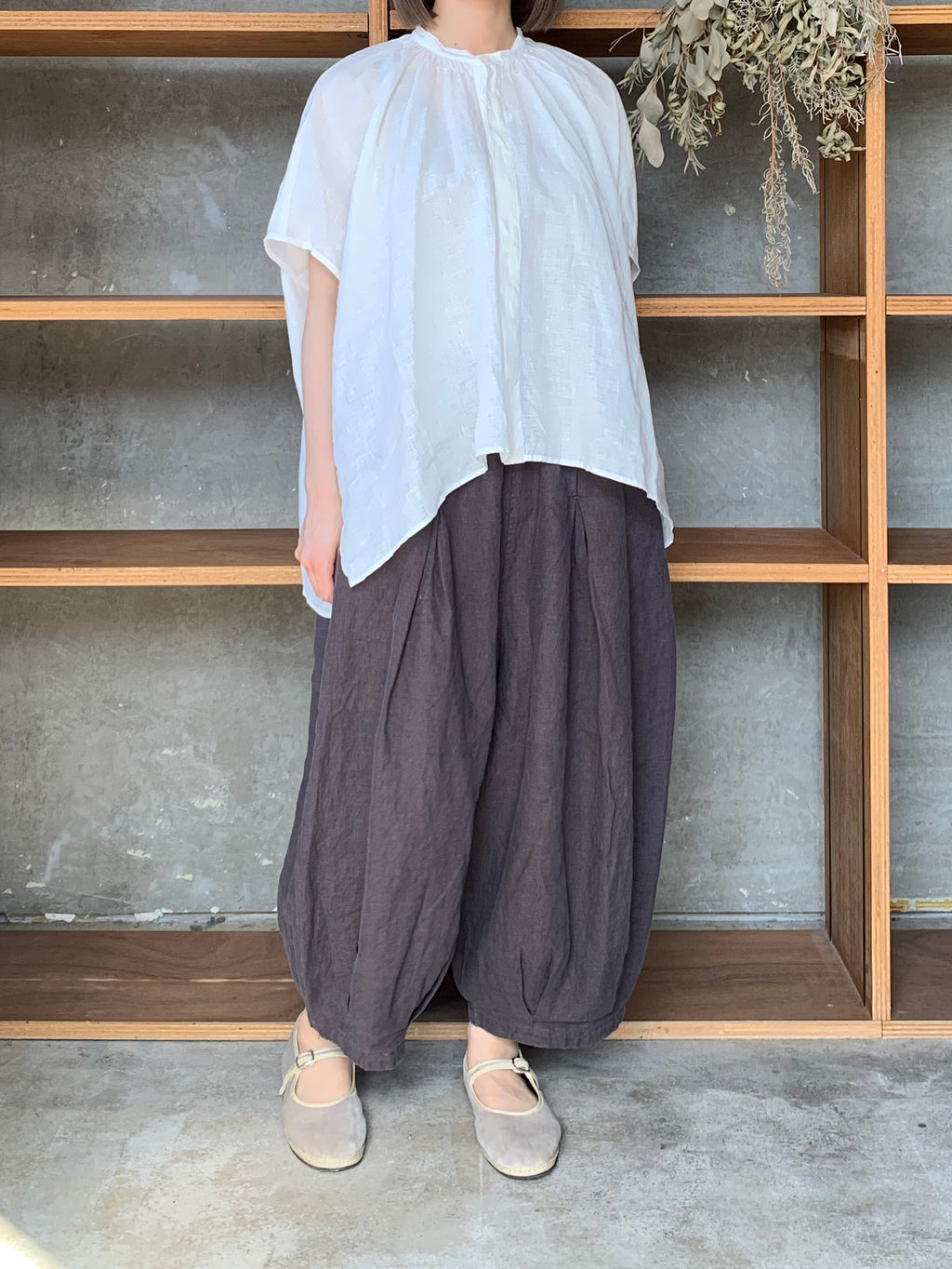 【SALE】tumugu / リネンキャンバス パンツ（CHARCOAL）