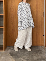 【予約】qiri / flower stitch embroidery tiered tuni ( lightgray*BK)