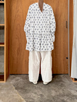 【予約】qiri / flower stitch embroidery tiered tuni ( lightgray*BK)