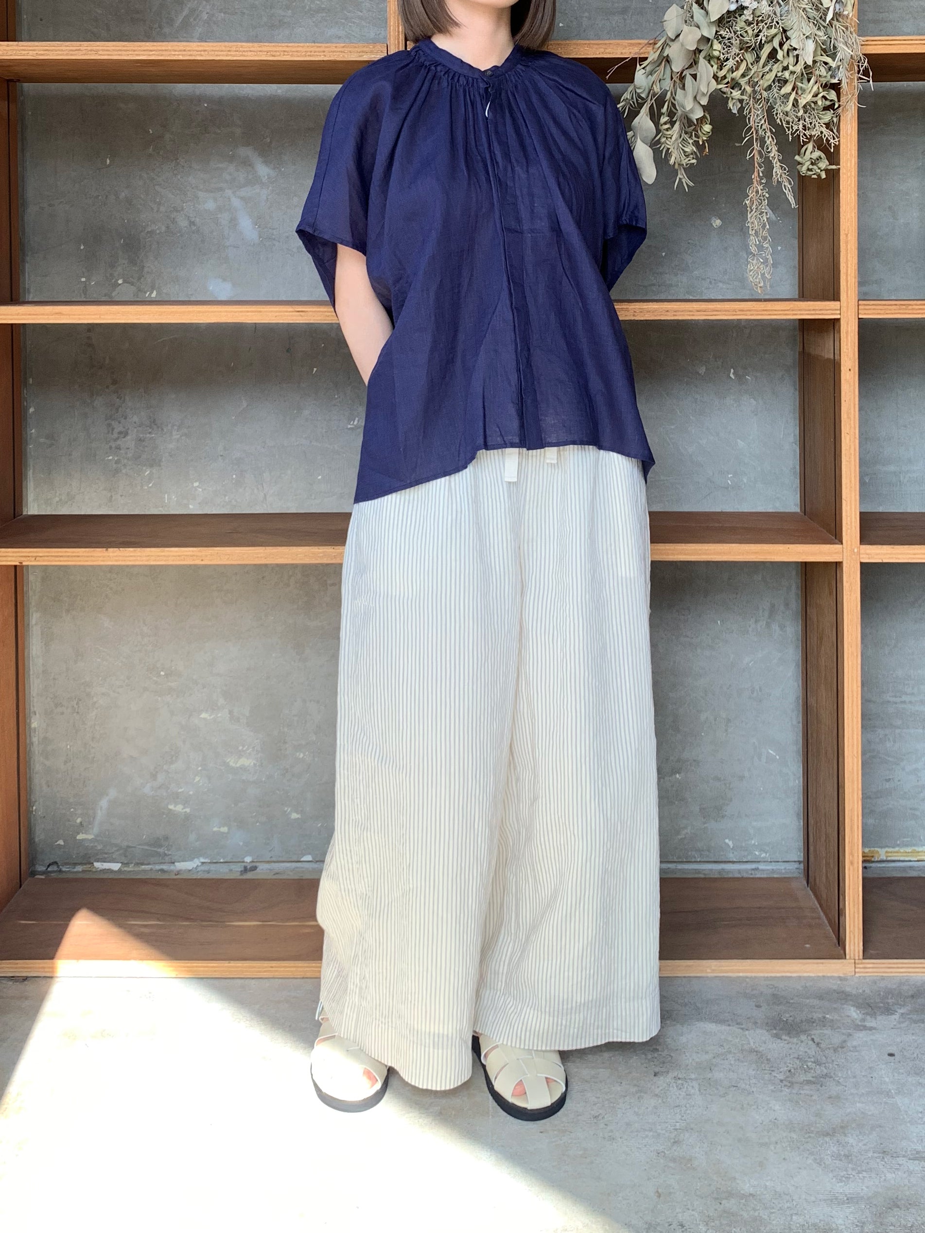 UNIVERSAL TISSU / フレンチリネン 比翼明きシャーリングワイドBL（ネイビー）