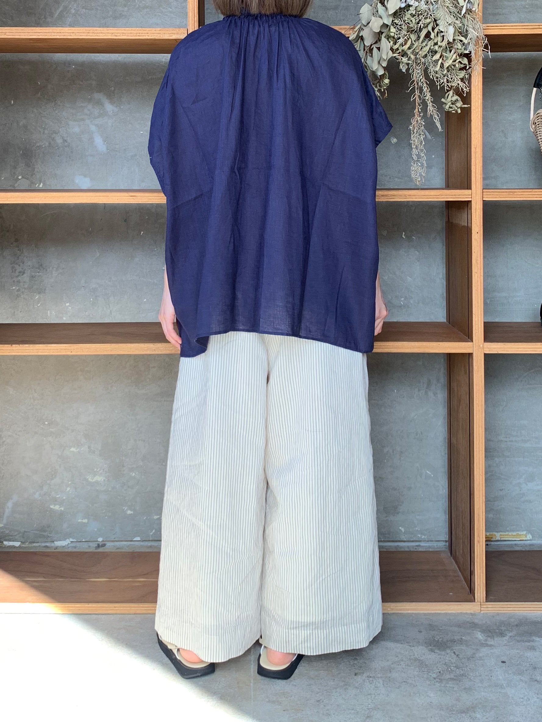 UNIVERSAL TISSU / フレンチリネン 比翼明きシャーリングワイドBL（ネイビー）