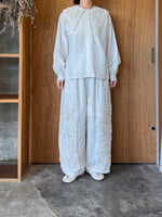 【予約】qiri / arabesque ribbon embroidery blouse (light gray)