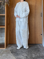 【予約】qiri / arabesque ribbon embroidery blouse (light gray)