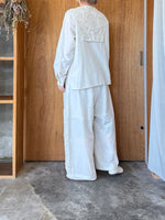 【予約】qiri / arabesque ribbon embroidery blouse (light gray)