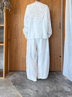【予約】qiri / arabesque ribbon embroidery blouse (light gray)