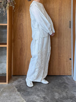 【予約】qiri / arabesque ribbon embroidery blouse (light gray)